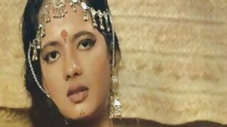 Anh ta đang đánh mạnh vào mông nô lệ của mình để lại những vết seo không che đỏ trên cả hai má