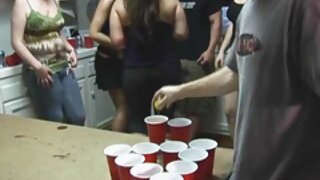 Cô gái tóc nâu với nhỏ to thủ dâm trong những phòng sex may bay ba gia khong che khách