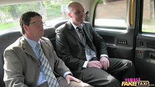 Đây là một cặp vợ chồng nghịch ngợm bị bỏ đói tình dục sử dụng máy ảnh của họ trong phòng phim sex dit nhau khong che ngủ